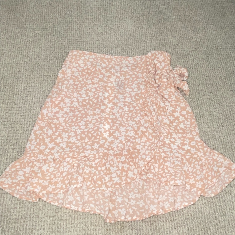 super cute peach floral ruffle skirt!